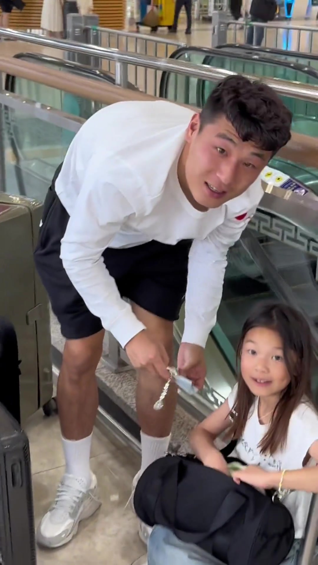 球迷韩国机场偶遇武磊：磊哥！磊哥！可
